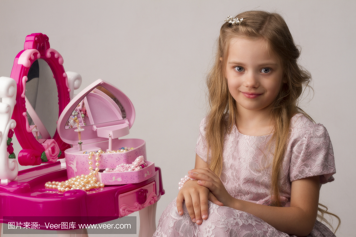 穿粉红色裙子的漂亮小女孩的肖像