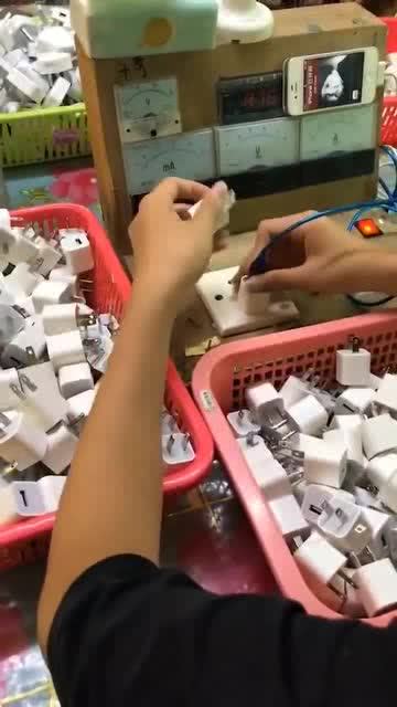手机充电器工厂,都要挨个检测,保证每个都是合格产品
