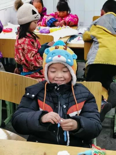 四川省青少年作家协会 真爱行走 公益助学活动走进平武县虎牙藏族乡小学