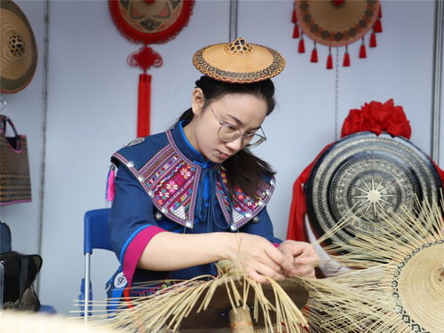 河池民族手工艺旅游商品展销 三月三 热闹开市