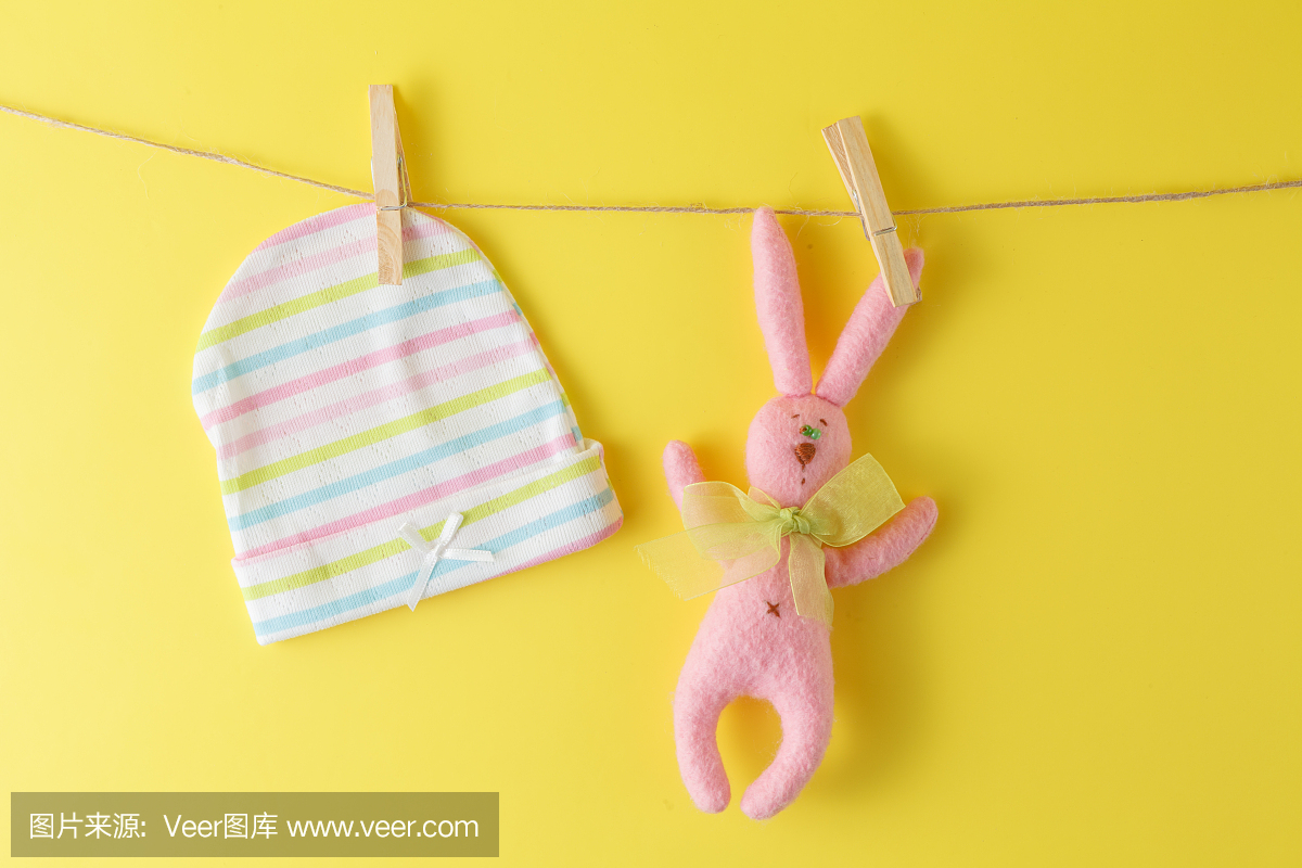晾衣绳上挂着婴儿用品